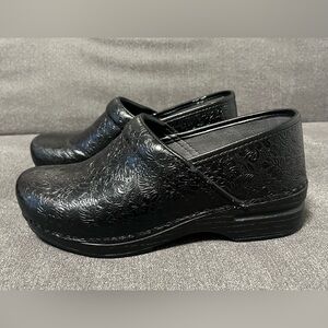 Dansko XP Black Floral Flower Tooled Shoes Size EU39 US8.5-9 Clogs Loafers Mules
